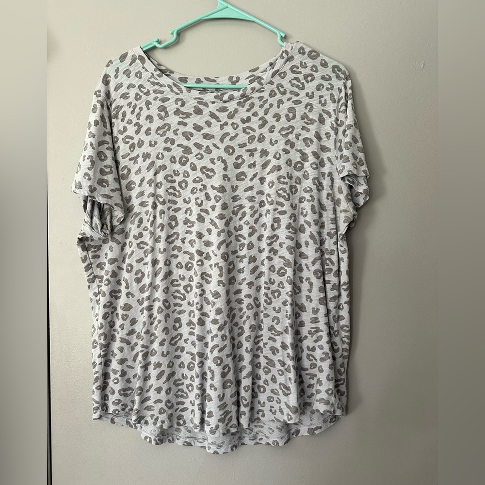 New Old Navy Woman’s Grey Leopard Print Top Size XL